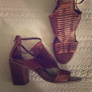 Target block heal sandal